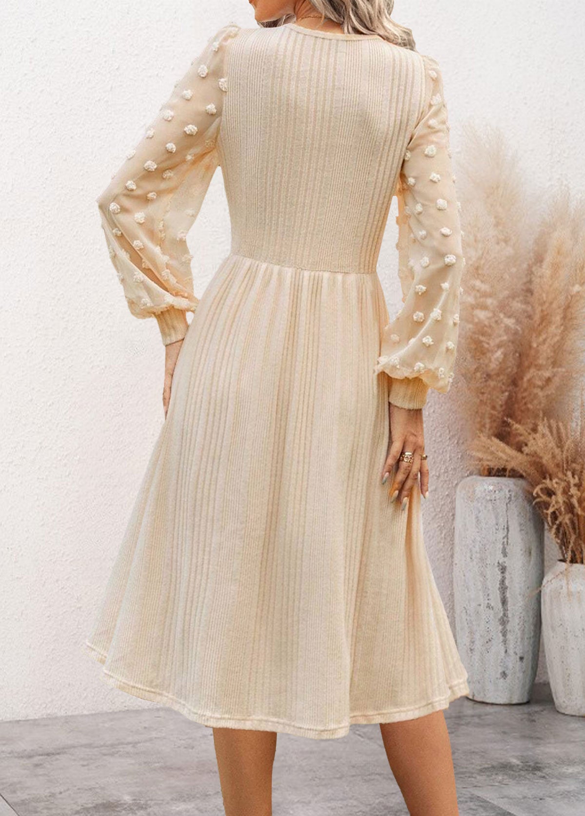 Beige Patchwork-Kleid mit langen Ärmeln und V-Ausschnitt