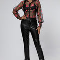 Ensemble crop top imprimé en résille transparente et pantalon en cuir 