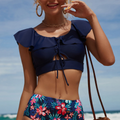 Bikini bleu marine à imprimé naturel et jolis volants 